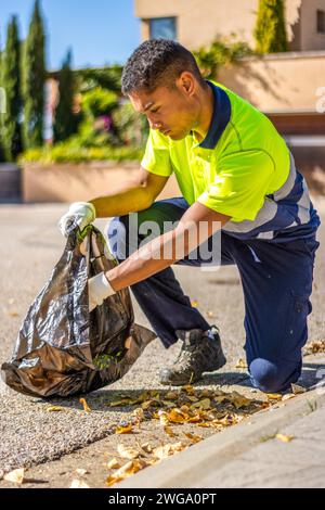 Der Ökologe sammelt Müll. Der Typ, der draußen Müll aufsammelt Stockfoto