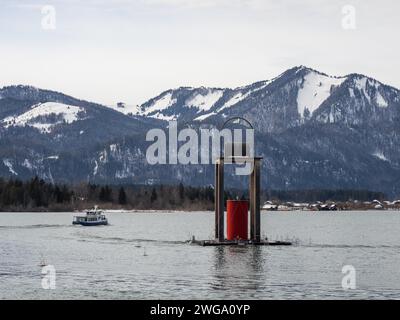 Adventsatmosphäre, schneebedeckte Berggipfel, Ausflugsboot auf dem Wolfgangsee, bei St. Wolfgang am Wolfgangsee, Salzkammergut, Region Salzburg Stockfoto