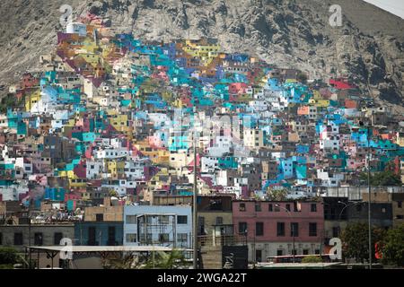 Farbenfrohe Häuser am Cerro San Cristobal, Lima, Peru Stockfoto