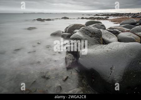 Felsige Küste, Reykjarfjoerour, Strandir, Arnes, Westfjorde, Island Stockfoto