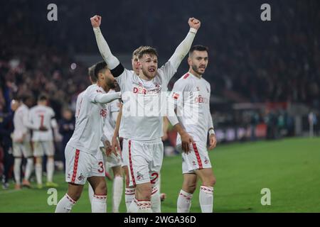 1. FC Köln - Eintracht Frankfurt am 03.02.2024 im RheinEnergieStadion in Köln Jubel, Torjubel, Torschuetze, Torschütze Jan Thielmann (Köln 29) jubelt nach seinem Tor zum 2 zu 0 mit der Mannschaft Foto: Osnapix DFL-Vorschriften verbieten jede Verwendung von Fotografien als Bildsequenzen und/oder Quasi-Video Stockfoto