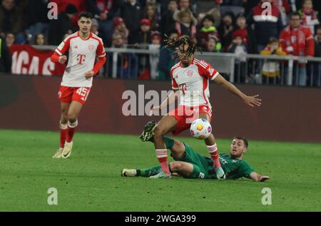 MÜNCHEN, Deutschland. , . 23 Sacha BOEY gegen 29 Joe SCALLY während des Bundesliga-Fußball-Spiels zwischen dem FC Bayern München und Borussia MÖNCHENGLADBACH in der Allianz Arena in München am 3. Februar 2024, Deutschland. DFL, Fussball, 3:1, (Foto und Copyright bei ATP Images/Arthur THILL (THILL Arthur/ATP/SPP) Credit: SPP Sport Press Photo. /Alamy Live News Stockfoto