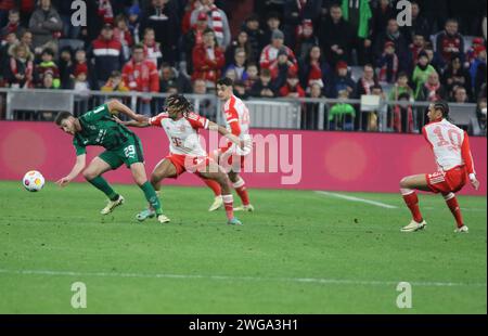 MÜNCHEN, Deutschland. , . 23 Sacha BOEY gegen 29 Joe SCALLY während des Bundesliga-Fußball-Spiels zwischen dem FC Bayern München und Borussia MÖNCHENGLADBACH in der Allianz Arena in München am 3. Februar 2024, Deutschland. DFL, Fussball, 3:1, (Foto und Copyright bei ATP Images/Arthur THILL (THILL Arthur/ATP/SPP) Credit: SPP Sport Press Photo. /Alamy Live News Stockfoto