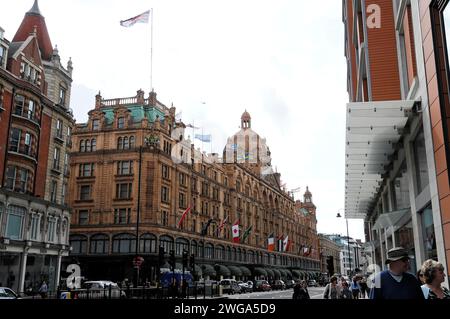 Vorderansicht, Harrods, Luxuskaufhäuser, London, England, Großbritannien Stockfoto