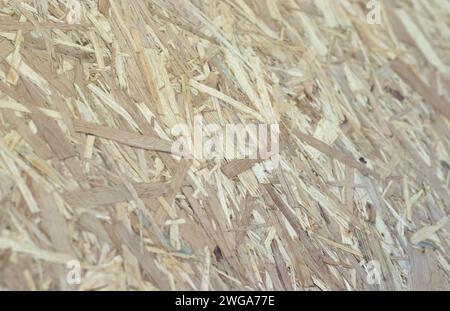 OSB-Platten aus braunen Holzspäne, geschliffen in einen Holzhintergrund. Draufsicht auf OSB-Holzfurnier Hintergrund enge Oberflächen Stockfoto