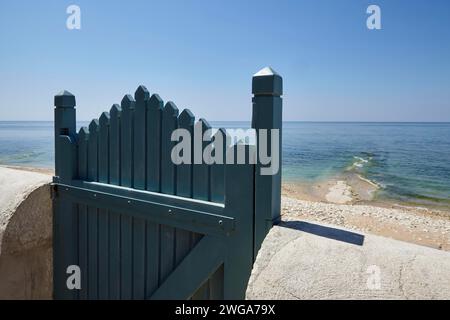 Tür zum Meer in Saint-Clement-des-Baleines, Departement Charente-Maritime, Nouvelle-Aquitaine, Frankreich Stockfoto