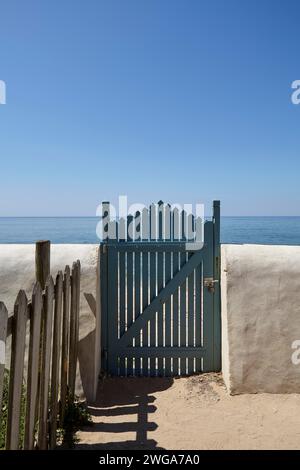 Tür zum Meer in Saint-Clement-des-Baleines, Departement Charente-Maritime, Nouvelle-Aquitaine, Frankreich Stockfoto