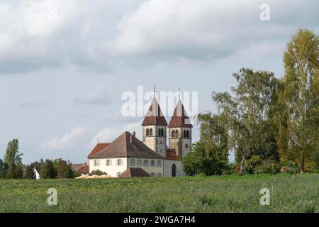 Stiftskirche St. Peter und Paul, Niederzell, Insel Reichenau, Doppelturm, Pfarrhaus, Bodensee, Baden-Württemberg, Deutschland Stockfoto