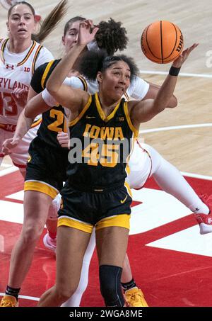 College Park, USA. Februar 2024. COLLEGE PARK, MD. - 3. FEBRUAR: Hannah Stuelke (45), die Stürmerin von Iowa Hawkeyes, strebt am 3. Februar 2024 im Xfinity Center im College Park eine Rebound an, die bei einem Basketballspiel zwischen den Maryland Terrapins und den Iowa Hawkeyes stattfindet. Maryland. (Foto: Tony Quinn/SipaUSA) Credit: SIPA USA/Alamy Live News Stockfoto