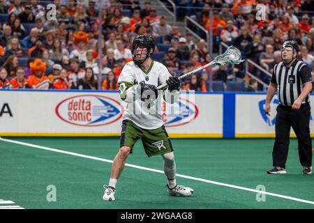 3. Februar 2024: Rochester Knighthawks Stürmer Connor Fields (10) spielt im zweiten Quartal gegen die Buffalo Bandits. Die Buffalo Bandits veranstalteten die Rochester Knighthawks in einem Spiel der National Lacrosse League im KeyBank Center in Buffalo, New York. (Jonathan Tenca/CSM) Stockfoto