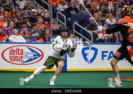 3. Februar 2024: Rochester Knighthawks Verteidiger Tyler Halls (27) spielt im vierten Quartal gegen die Buffalo Bandits. Die Buffalo Bandits veranstalteten die Rochester Knighthawks in einem Spiel der National Lacrosse League im KeyBank Center in Buffalo, New York. (Jonathan Tenca/CSM) Stockfoto