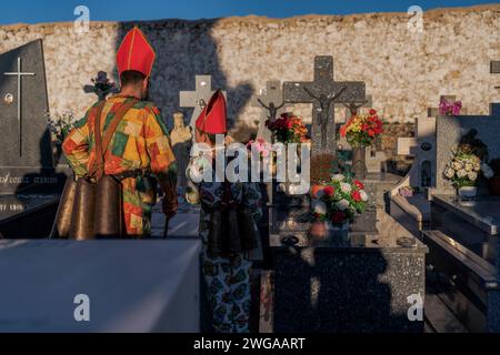 Mitglieder der Endiablada-Bruderschaft beten für die verstorbenen Mitgläubigen und Verwandten während des traditionellen Endiablada-Festivals. Jedes Jahr vom 2. Bis 3. Februar findet in der Stadt Almonacid del Marquesado in Zentralspanien das lebhafte Festival „Endiablada“ (die Bruderschaft der Teufel) statt, eine Tradition, die bis ins Mittelalter zurückreicht oder früher zu Ehren der Candelaria und San Blas. Während dieser lebhaften Veranstaltung tragen männliche Teilnehmer teuflische Kleidung, darunter lebendige Jumpsuit-Kostüme und rote Gehrungshüte. Mit großen Kuhglocken aus Kupfer um die Taille verziert, entfaltet sich das fest während der Fahrt Stockfoto