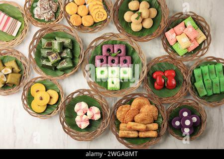 Draufsicht Mit Verschiedenen Farbenfrohen Jajan Pasar, Traditioneller Indonesischer Snack. Stockfoto