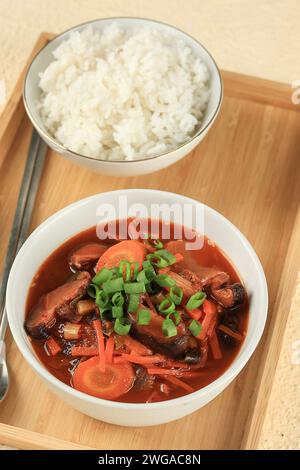 Hausgemachte Kimchi Jjigae mit Wgite gedämpftem Reis Stockfoto