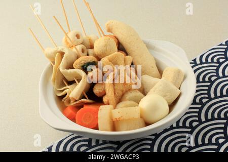 Japanischer Oden Fishcake Suppenspieß, Nahaufnahme Stockfoto