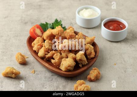 Knuspriges Hühnerpopcorn mit Mayonnaise und Tomatensauce, eine Portion Stockfoto