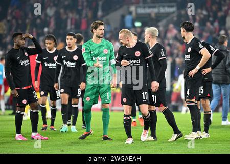 Köln, Deutschland. Februar 2024. Spieler von Eintracht Frankfurt reagieren auf das Spiel der 1. Bundesliga 20. Runde zwischen dem FC Köln und der Eintracht Frankfurt in Köln am 3. Februar 2024. Quelle: Ulrich Hufnagel/Xinhua/Alamy Live News Stockfoto