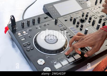 Nahaufnahme eines dj Operating Sound Mixers auf einem Tisch Stockfoto