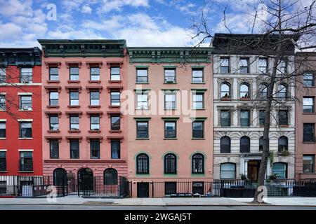 New York City altmodische Apartmenthäuser mit verzierten Dachgesimsen Stockfoto