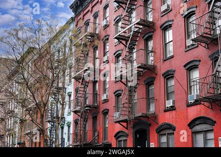 New York City altmodische Apartmenthäuser mit externen Feuerleitern Stockfoto