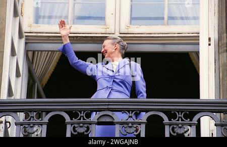 KOPENHAGEN/DÄNEMARK. 16. April Datei Bilder Jahr ist nicht wH.M.die Königin Margrethe Geburtstagsfeier Jahr ist unbekannt Bild ist am 16. april Jahr unbekannt und Königin Margrethe, Prinz henrik Prinzessin benddedikt Königin anne marie Preis joachim und seine ehemalige Frau Prinzen Alexandran ihr erstes Kind auf dem Balkon des Palastes Amalienborg Stockfoto