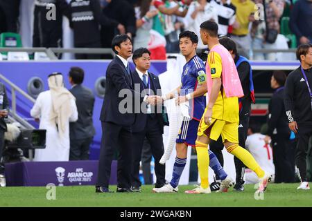 Al Rayyyan, Katar. Februar 2024. (L zu R) Hajime Moriyasu Cheftrainer, Wataru Endo (JPN) Fußball/Fußball : AFC Asienmeisterschaft Katar 2023 Viertelfinalspiel zwischen Iran 2-1 Japan im Education City Stadium in Al Rayyan, Katar. Quelle: Naoki Morita/AFLO SPORT/Alamy Live News Stockfoto