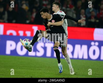 Köln, Deutschland. Februar 2024. Eric Martel von Köln und Hugo Ekitike von Eintracht Frankfurt im Bundesliga-Spiel zwischen Eintracht Frankfurt und dem FC Köln im RheinEnergieStadion. (Endstand; Eintracht Frankfurt 0:2 FC Köln) Credit: SOPA Images Limited/Alamy Live News Stockfoto