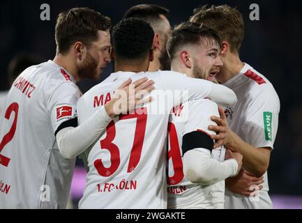 Köln, Deutschland. Februar 2024. Jan Thielmann aus Köln feiert im RheinEnergieStadion mit seinen Teamkollegen das zweite Tor seiner Mannschaft beim Bundesliga-Spiel zwischen Eintracht Frankfurt und dem FC Köln. (Endstand; Eintracht Frankfurt 0:2 FC Köln) Credit: SOPA Images Limited/Alamy Live News Stockfoto