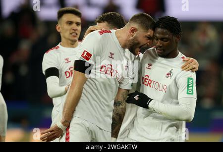 Köln, Deutschland. Februar 2024. Faride Alidou aus Köln feiert mit seinen Teamkollegen das erste Tor seiner Mannschaft während des Bundesliga-Spiels zwischen Eintracht Frankfurt und dem FC Köln im RheinEnergieStadion. (Endstand; Eintracht Frankfurt 0:2 FC Köln) Credit: SOPA Images Limited/Alamy Live News Stockfoto