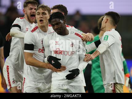 Köln, Deutschland. Februar 2024. Faride Alidou aus Köln feiert mit seinen Teamkollegen das erste Tor seiner Mannschaft während des Bundesliga-Spiels zwischen Eintracht Frankfurt und dem FC Köln im RheinEnergieStadion. (Endstand; Eintracht Frankfurt 0:2 FC Köln) Credit: SOPA Images Limited/Alamy Live News Stockfoto