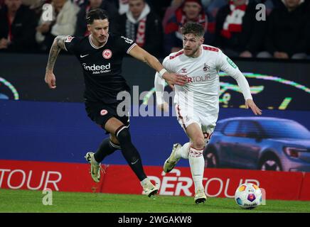 Köln, Deutschland. Februar 2024. Jan Thielmann aus Köln (R) und Robin Koch aus Eintracht Frankfurt im Bundesliga-Spiel zwischen Eintracht Frankfurt und FC Köln im RheinEnergieStadion. (Endstand; Eintracht Frankfurt 0:2 FC Köln) Credit: SOPA Images Limited/Alamy Live News Stockfoto