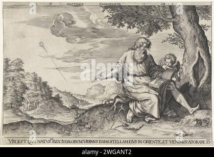 Landschaft mit Evangelist Matthäus, Johannes Wierix, 1580 Druck der Evangelist Matthäus steht auf einem Baumstumpf und schreibt sein Evangelium. Er wird von einem Engel begleitet. In der Landschaft im Hintergrund kann man sehen, wie der Stern die Weisen von Osten nach Bethlehem führt, zur Geburt Christi. Am Rand eine Beschriftung in lateinischer Sprache. Antwerpen Papiergravur St.. Matthäus schreibt das Evangelium, normalerweise der Engel, der ihm dirigiert oder assistiert. Der Stern erscheint wieder und führt die drei Weisen nach Bethlehem Stockfoto