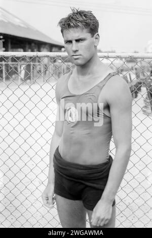 Der legendäre Surfer und Surfboard-Designer Tom Blake (1902-1924), der hier in den frühen bis Mitte der 1920er Jahren abgebildet wurde, beeinflusste und popularisierte das moderne Surfen in Hawaii und Kalifornien. Stockfoto