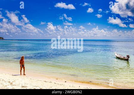 Touristenwandern, Fischerboot vertäut, Chaweng Strand, Ko Samui, Thailand Stockfoto