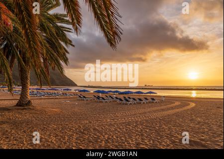 Erkunden Sie den ruhigen Strand Las Teresitas mit seinem goldenen Sahara-Sand, eingebettet in die üppigen Anaga-Berge von Teneriffa, und das bezaubernde Dorf San Andres. Stockfoto