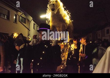 Köln, Deutschland. Februar 2024. Ein allgemeiner Blick auf die traditionelle Geisterparade wird während der Karnevalszeit am 3. Februar 2024 in Köln gezeigt. (Foto: Ying Tang/NurPhoto) Credit: NurPhoto SRL/Alamy Live News Stockfoto