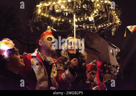 Köln, Deutschland. Februar 2024. Ein allgemeiner Blick auf die traditionelle Geisterparade wird während der Karnevalszeit am 3. Februar 2024 in Köln gezeigt. (Foto: Ying Tang/NurPhoto) Credit: NurPhoto SRL/Alamy Live News Stockfoto