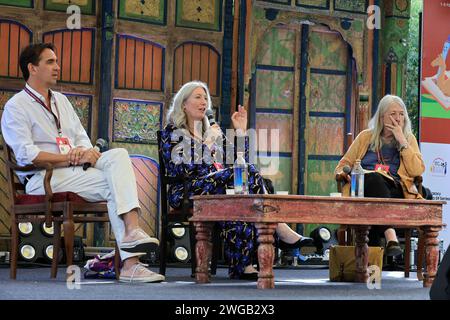 Jaipur, Indien. Februar 2024. Josephine Quinn und Peter Frankopan unterhalten sich mit Mary Beard auf einer Session während des Jaipur Literature Festival 2024 in Jaipur, Rajasthan, Indien, am 3. Februar 2024. (Foto: Vishal Bhatnagar/NurPhoto) Credit: NurPhoto SRL/Alamy Live News Stockfoto