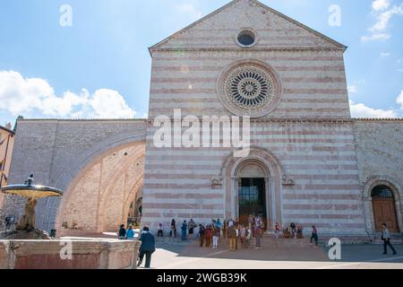 Assissi Italien 18. Mai 2011; Außen- und Einstiegsdom St. Clare in Assissi mit Touristen und Besuchern, die auf den Eintritt warten. Stockfoto