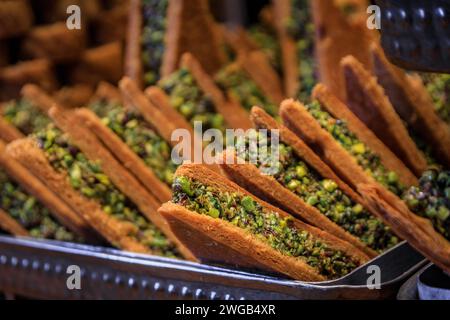 Traditionelles türkisches Dessert, frisch zubereitetes knuspriges Pistazienbaklava in einer lokalen Konditorei auf der historischen Halbinsel, Istanbul, Türkei Stockfoto