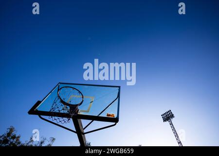 Basketballkorb in der öffentlichen Arena auf blauem Himmel Hintergrund. Stockfoto