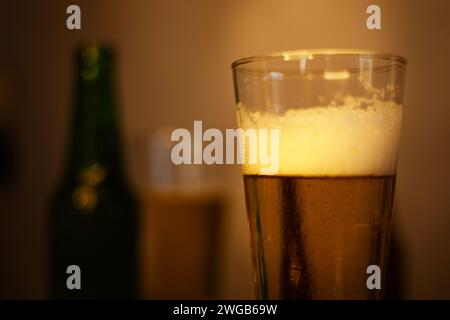 Glas gekühltes Bier auf dem Tisch und verschwommener Hintergrund. Stockfoto