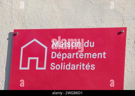 Bordeaux , Frankreich - 02 01 2024 : maison du Departement solidites Unterschrift Französisch auf Fassadenembleme des Hauses der Solidaritätsabteilung Stockfoto