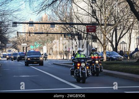 Die Vizepräsidentin der USA Kamala Harris Motorcade trifft im Hauptquartier der Kampagne von Biden-Harris ein. US-Präsident Joe Biden, US-First Lady Jill Biden, US-Vizepräsident Kamala Harris und US-Second Gentleman Doug Emhoff besuchten das Hauptquartier der Biden-Harris-Kampagne zu einer feierlichen Eröffnung in Wilmington, Delaware, USA. Präsident Joe Biden sprach mit ein paar hundert Unterstützern, die in einem Büro im Wahlkampfquartier in Personalbesetzung und Unterstützern waren, und seine Ausführungen zur Demokratie dauerten sechs Minuten. Stockfoto