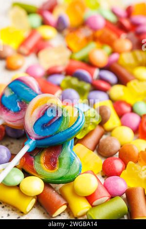 Bunte süße Bonbons und Lutscher. Die süßen Süßigkeiten. Stockfoto