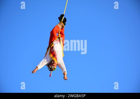 LEON, MEXIKO - 3. FEBRUAR. Voladores de Papantla - Papantla Flyers - Durchführung eines antiken Totonaca-Ritual von 600 v. Chr. an Göttern, um ein langes Leben, Wohlbefinden und Wohlstand zu erhalten, von El Tajin, Papantla, Veracruz, Mexiko während der Feria de Leon am Heritage Plaza am 3. Februar 2024 in Leon, Mexiko. (Quelle: JVMODEL/Alamy Live News Stockfoto