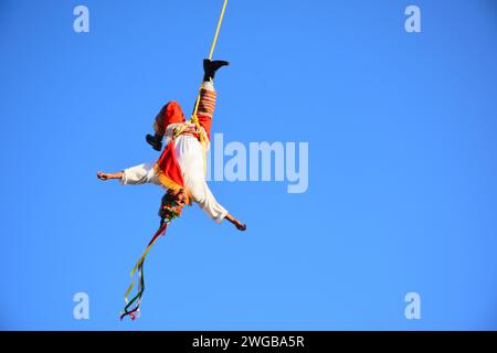 LEON, MEXIKO - 3. FEBRUAR. Voladores de Papantla - Papantla Flyers - Durchführung eines antiken Totonaca-Ritual von 600 v. Chr. an Göttern, um ein langes Leben, Wohlbefinden und Wohlstand zu erhalten, von El Tajin, Papantla, Veracruz, Mexiko während der Feria de Leon am Heritage Plaza am 3. Februar 2024 in Leon, Mexiko. (Quelle: JVMODEL/Alamy Live News Stockfoto