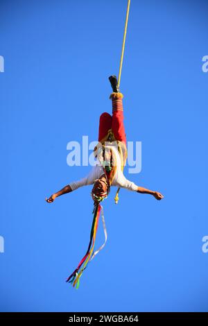 LEON, MEXIKO - 3. FEBRUAR. Voladores de Papantla - Papantla Flyers - Durchführung eines antiken Totonaca-Ritual von 600 v. Chr. an Göttern, um ein langes Leben, Wohlbefinden und Wohlstand zu erhalten, von El Tajin, Papantla, Veracruz, Mexiko während der Feria de Leon am Heritage Plaza am 3. Februar 2024 in Leon, Mexiko. (Quelle: JVMODEL/Alamy Live News Stockfoto