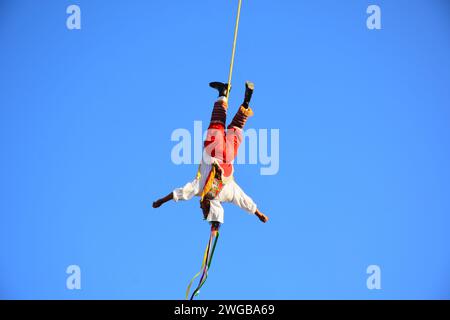 LEON, MEXIKO - 3. FEBRUAR. Voladores de Papantla - Papantla Flyers - Durchführung eines antiken Totonaca-Ritual von 600 v. Chr. an Göttern, um ein langes Leben, Wohlbefinden und Wohlstand zu erhalten, von El Tajin, Papantla, Veracruz, Mexiko während der Feria de Leon am Heritage Plaza am 3. Februar 2024 in Leon, Mexiko. (Quelle: JVMODEL/Alamy Live News Stockfoto