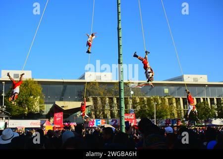 LEON, MEXIKO - 3. FEBRUAR. Voladores de Papantla - Papantla Flyers - Durchführung eines antiken Totonaca-Ritual von 600 v. Chr. an Göttern, um ein langes Leben, Wohlbefinden und Wohlstand zu erhalten, von El Tajin, Papantla, Veracruz, Mexiko während der Feria de Leon am Heritage Plaza am 3. Februar 2024 in Leon, Mexiko. (Quelle: JVMODEL/Alamy Live News Stockfoto